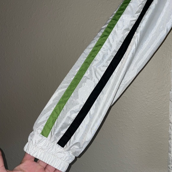 NWT Women’s Seattle Sounders White Lightweight Windbreaker Jacket Sz L - Picture 3 of 8